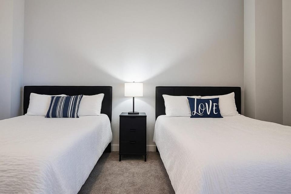 Terminal Tower - Spacious! RnRHoF, Casino, Stadium Apartment in Cleveland Heights