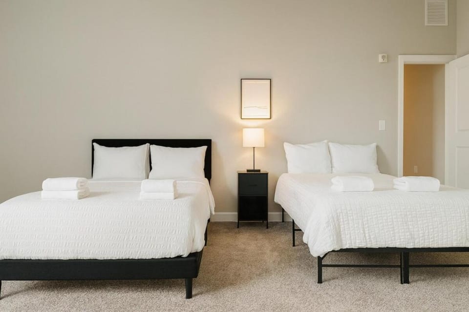 Terminal Tower - Spacious! RnRHoF, Casino, Stadium Apartment in Cleveland Heights