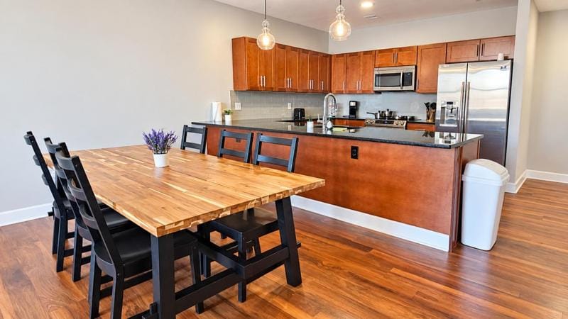 Kitchen or kitchenette, Dining area
