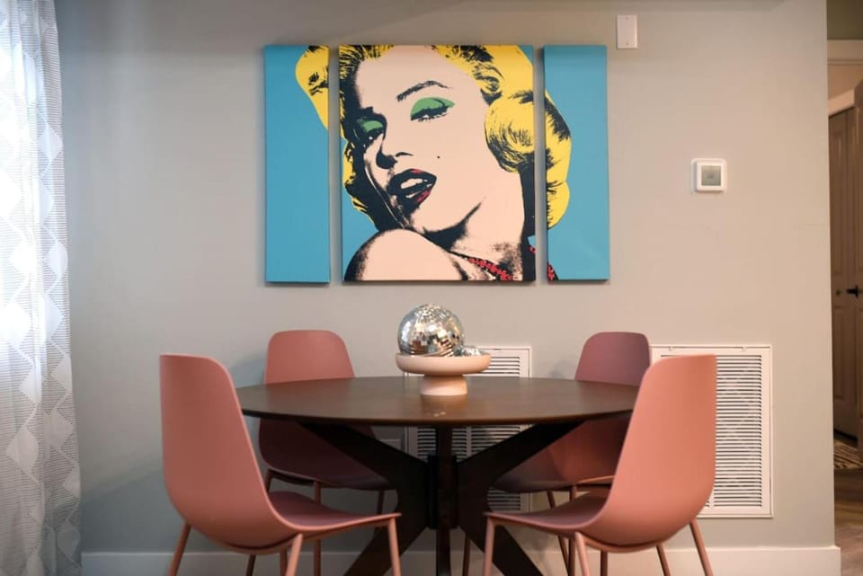 HostWise Stays - King Bed - Free Street Parking - Walkable Location House in Pittsburgh
