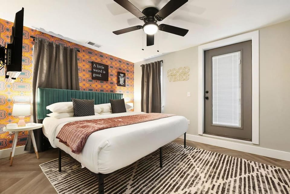 HostWise Stays - King Bed - Free Street Parking - Walkable Location House in Pittsburgh