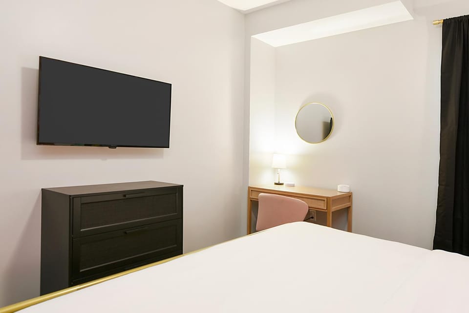 HostWise Stays - 2 King Beds, Free Street Parking, North Side Gem House in Pittsburgh