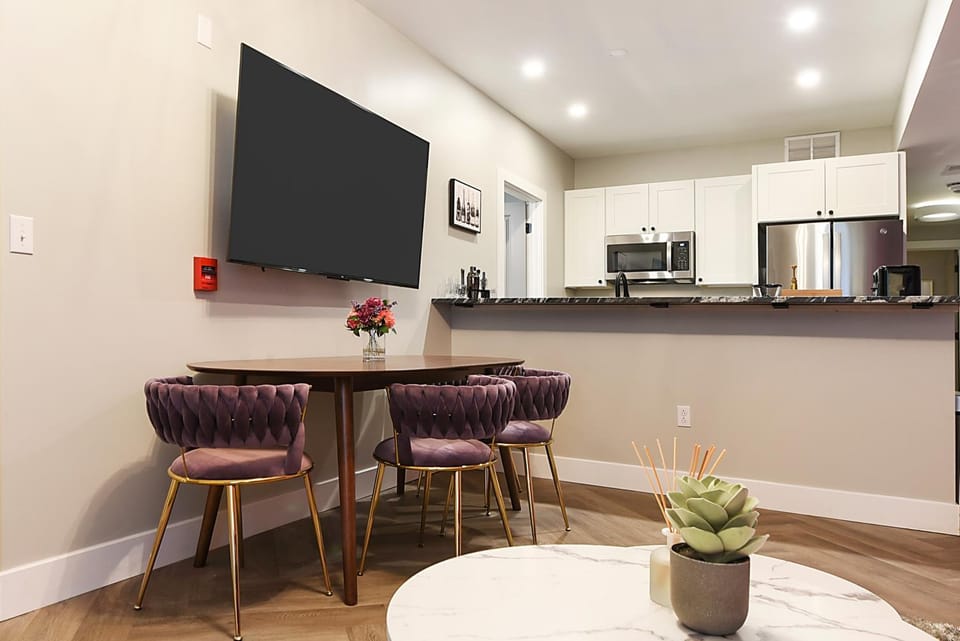 HostWise Stays - 2 King Beds, Free Street Parking, North Side Gem House in Pittsburgh