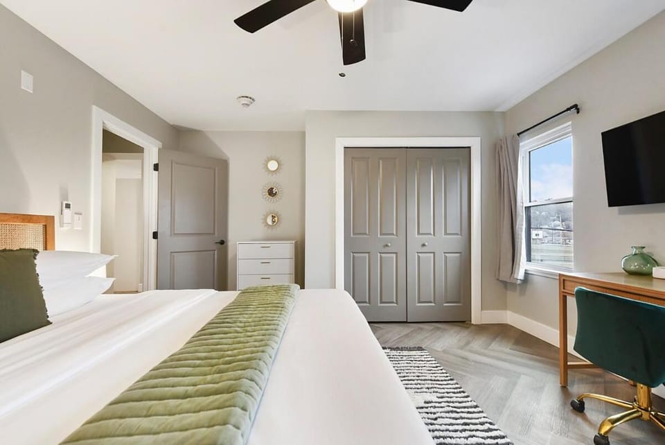 HostWise Stays - King Beds, Park Free, Great Walk Score House in Pittsburgh