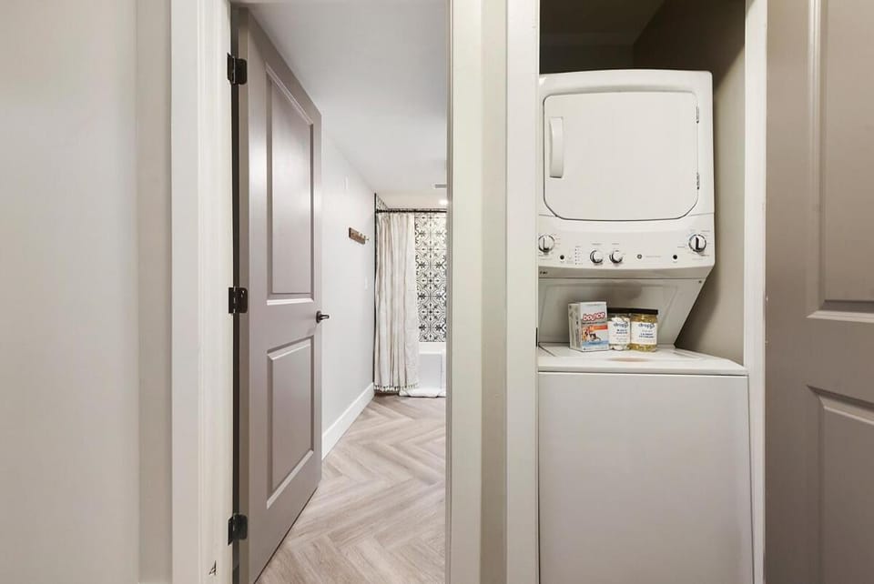 HostWise Stays - King Beds, Park Free, Great Walk Score House in Pittsburgh