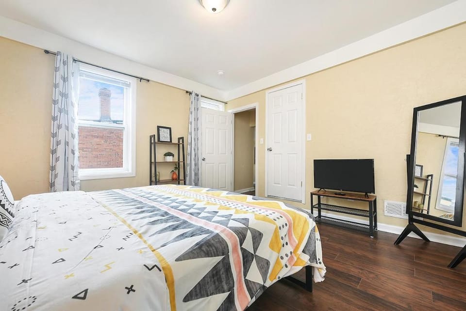 HostWise Stays - Block to AGH - King Bed, Free Off Street Parking House in Pittsburgh