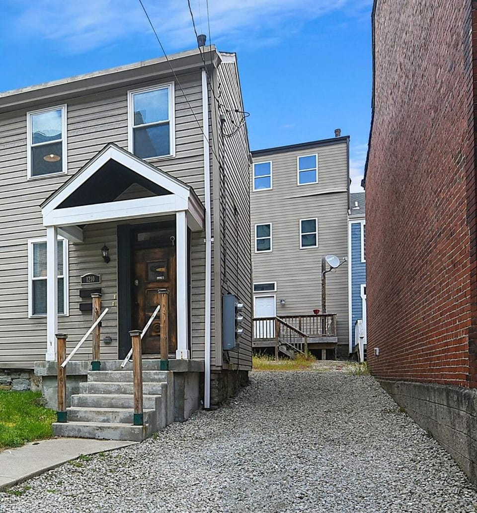 HostWise Stays - Block to AGH - King Bed, Free Off Street Parking House in Pittsburgh