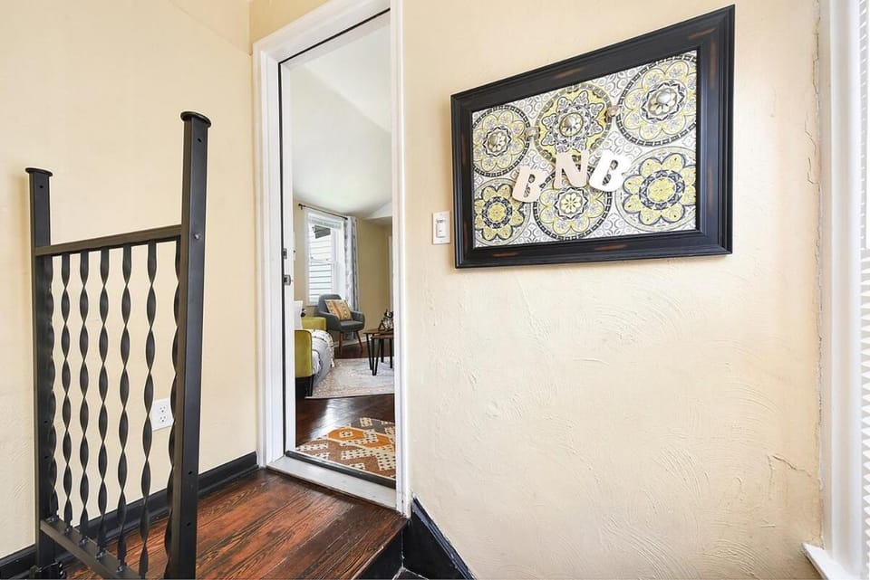 HostWise Stays - Block to AGH - King Bed, Free Off Street Parking House in Pittsburgh