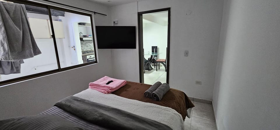 Bed, TV and multimedia, Photo of the whole room, Bedroom, towels