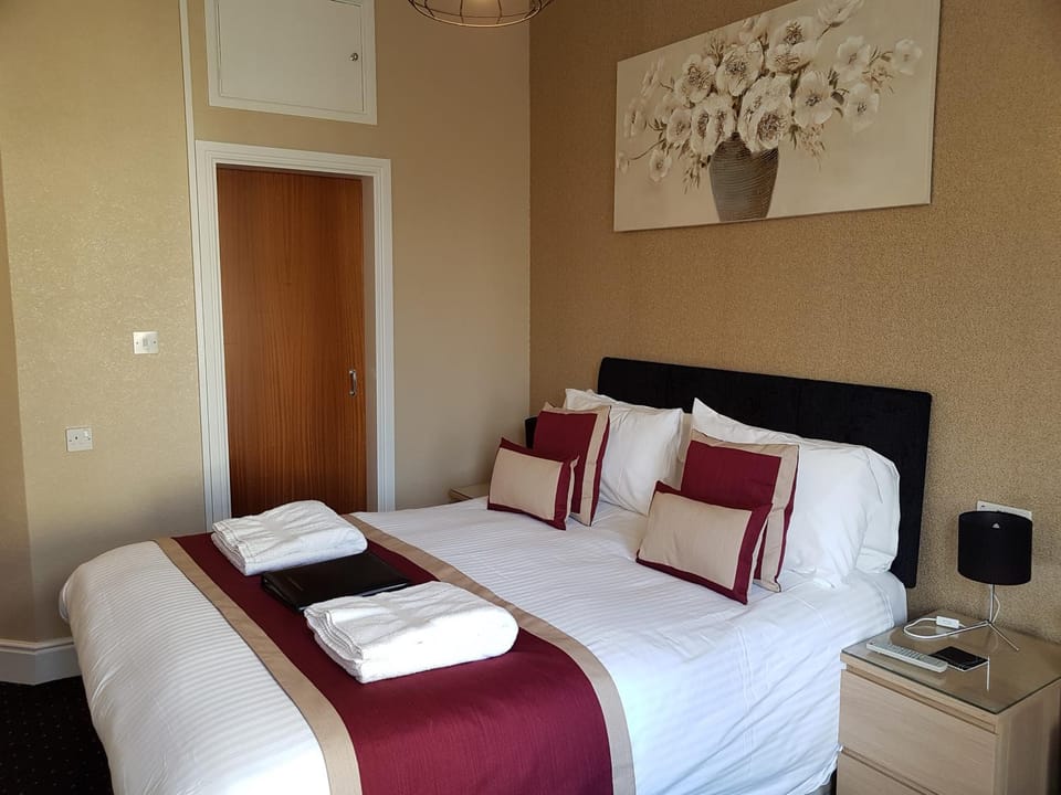 Bed, Food and drinks, Bedroom
