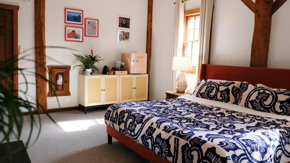 Photo of the whole room, Bedroom