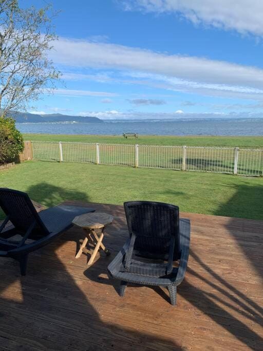Beautiful Lakefront Location House in Rotorua
