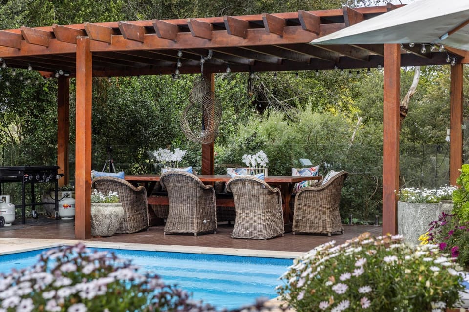 Dining area, Garden view, Pool view, Swimming pool, sunbed