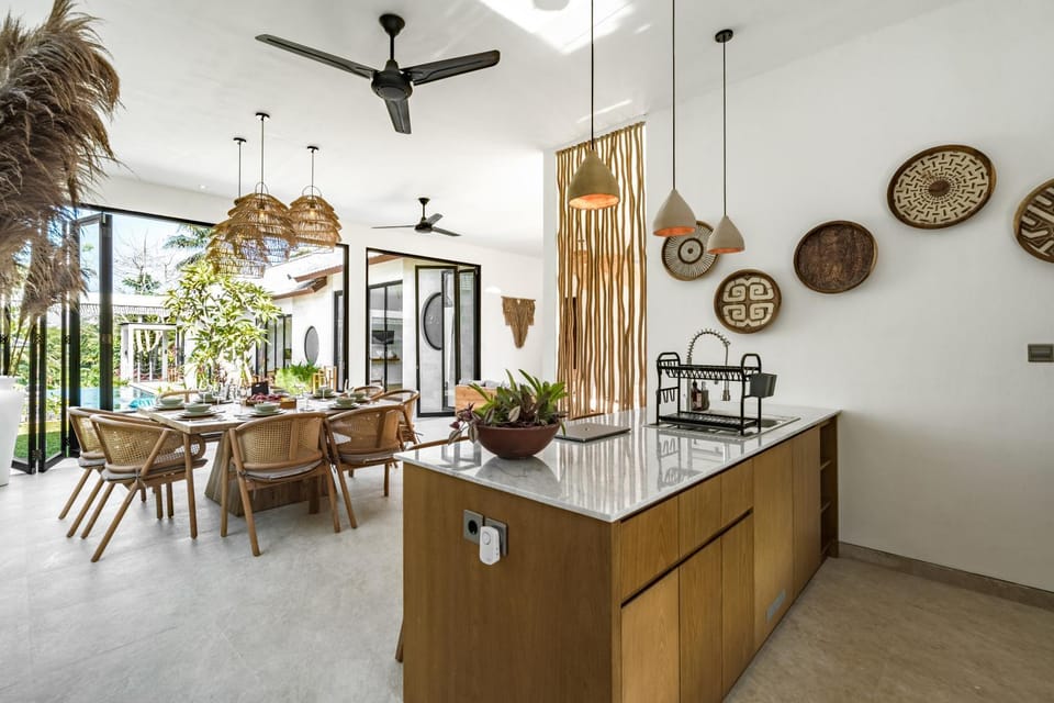 Coffee/tea facilities, Kitchen or kitchenette, Seating area, Dining area