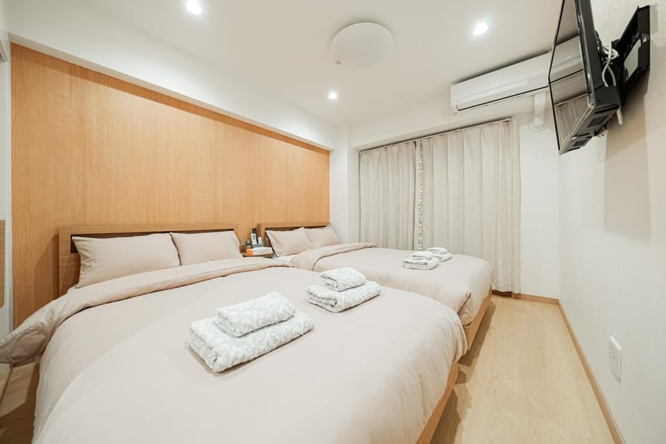 Bed, TV and multimedia, Photo of the whole room, Bedroom, towels, air conditioner