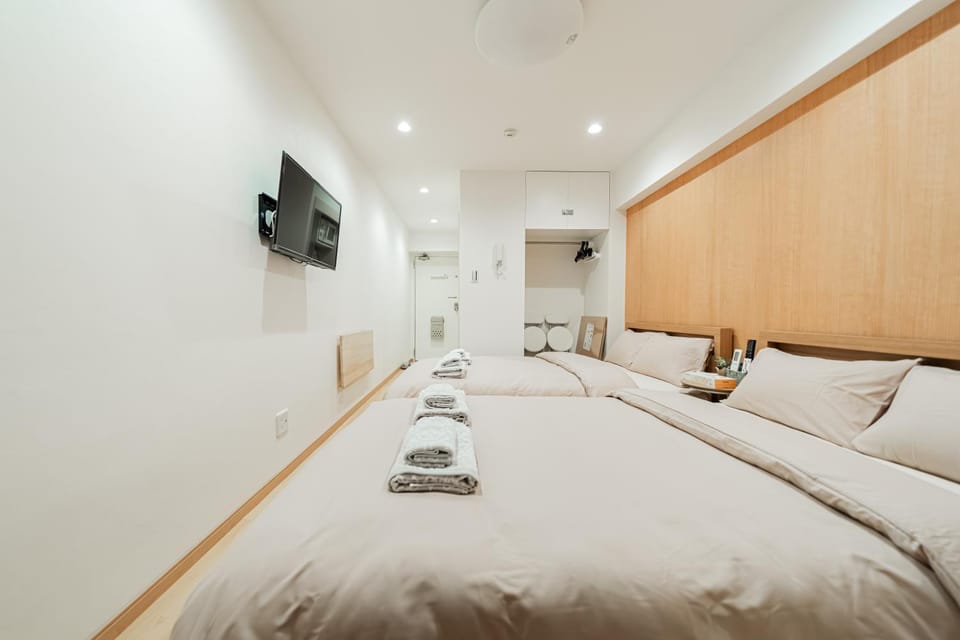 Bed, TV and multimedia, Photo of the whole room, Bedroom, towels