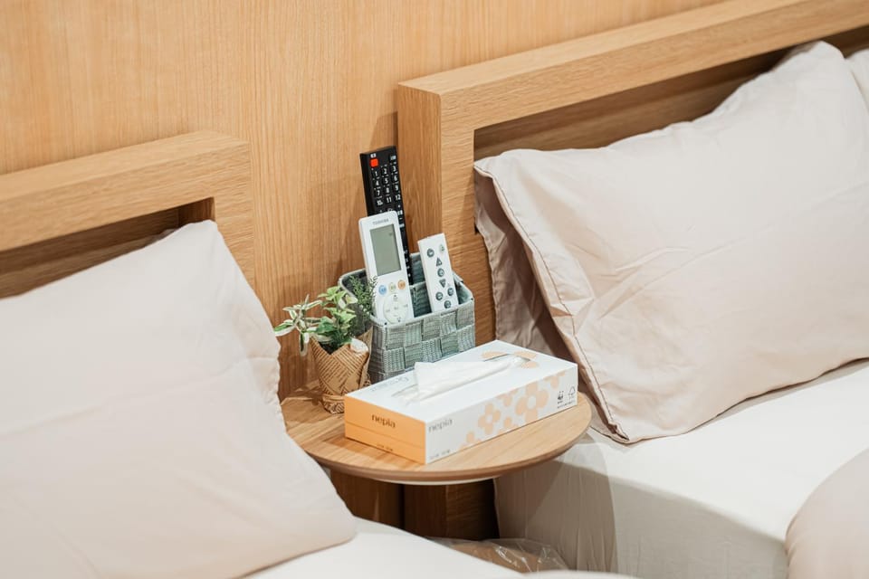 Bed, Photo of the whole room, Decorative detail, Decorative detail, Bedroom
