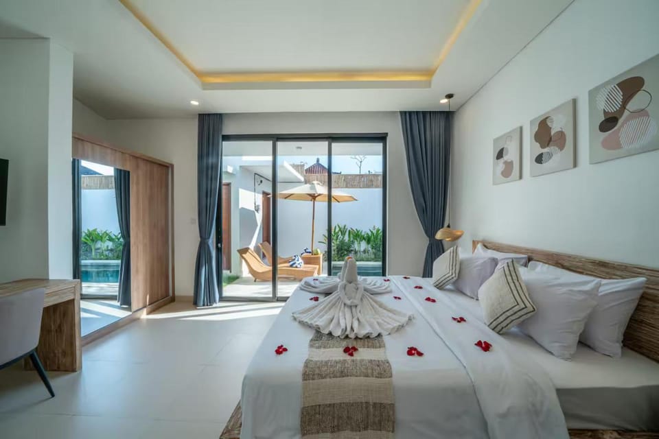 Bed, Garden, Bedroom, Swimming pool, sunbed, towels
