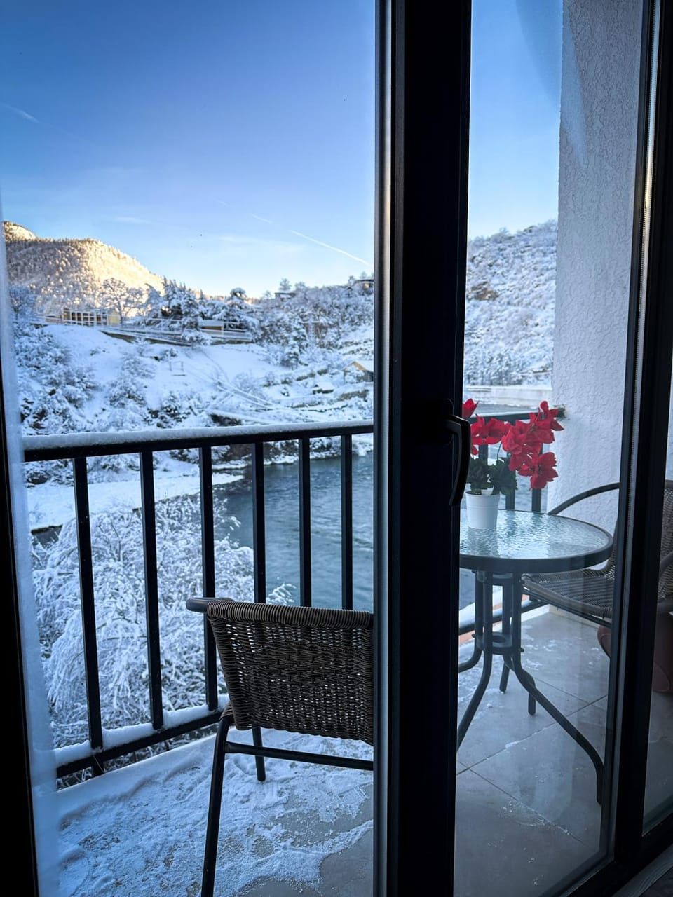 Day, Natural landscape, View (from property/room), Dining area, Mountain view