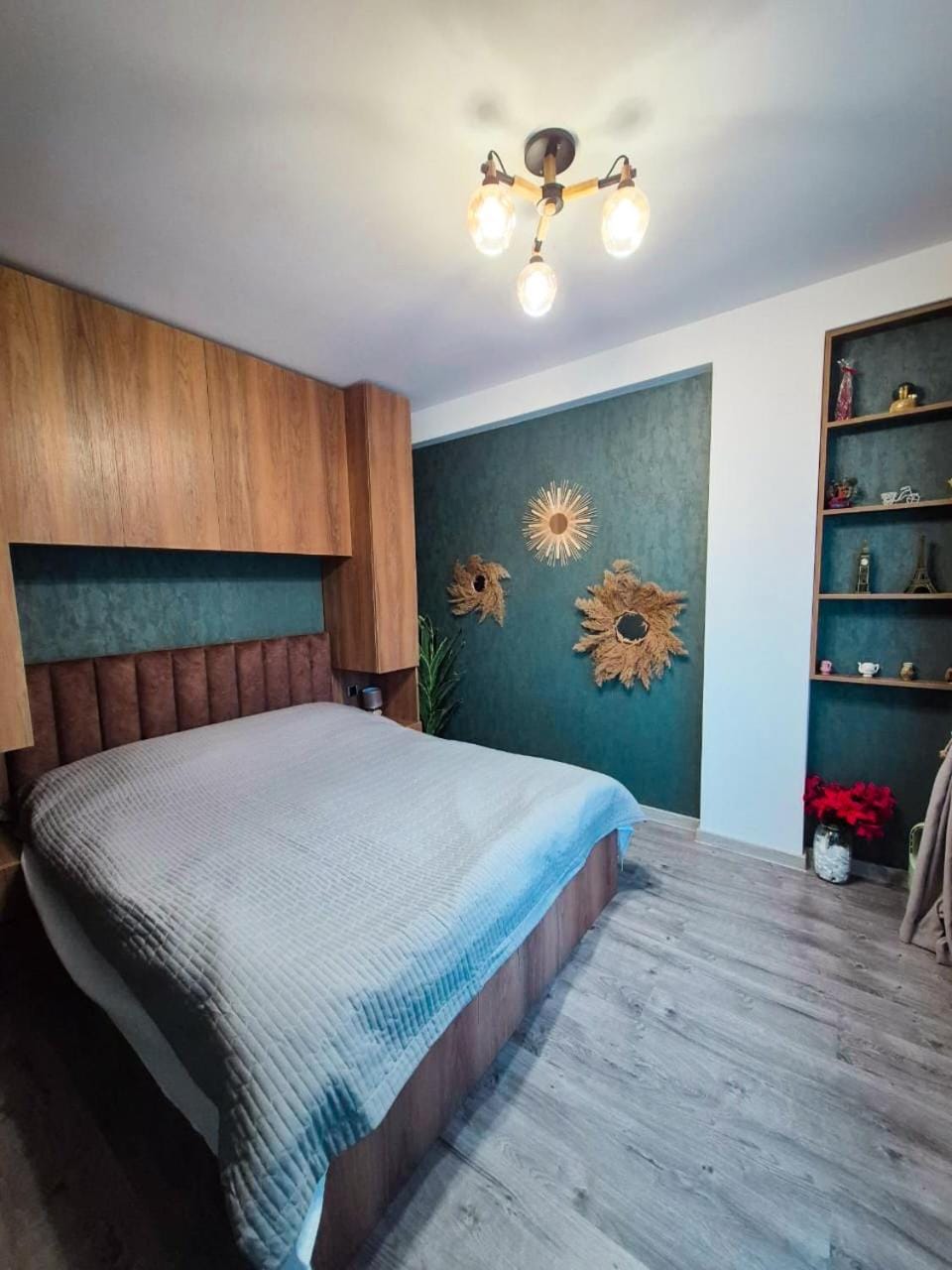 Bed, Photo of the whole room, Bedroom, fireplace, wardrobe