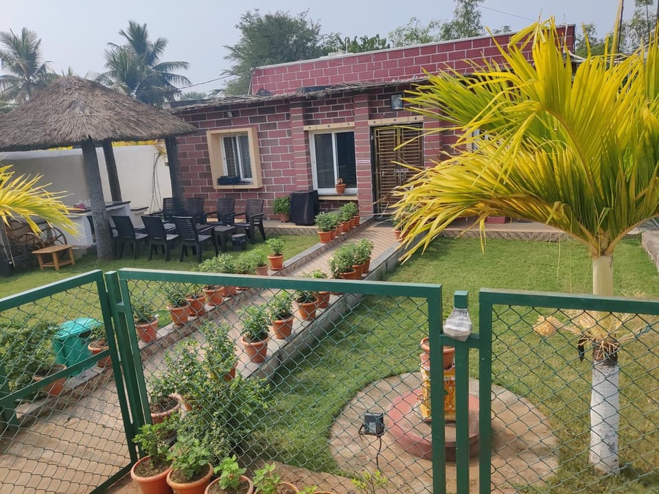 Siva rama garden resort, AC 3 bed rooms, swimming pool ,Box cricket, Born fair, BBQ,kichan with all equipment etc, near bheemili beach road to dora thota road Villa in Visakhapatnam