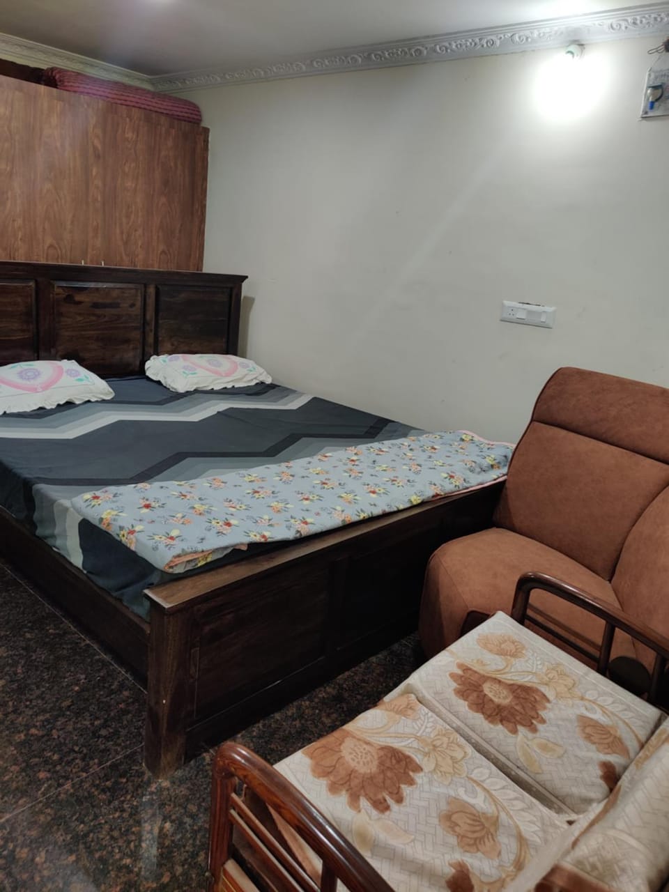 Siva rama garden resort, AC 3 bed rooms, swimming pool ,Box cricket, Born fair, BBQ,kichan with all equipment etc, near bheemili beach road to dora thota road Villa in Visakhapatnam