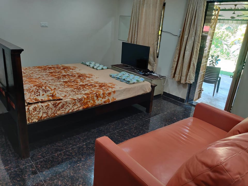 Sivarama garden resort,7 BHK swimming pools&Box cricket night play & AC, kichan with all equipment,near bheemili beach road , vishakhapatnam Villa in Visakhapatnam