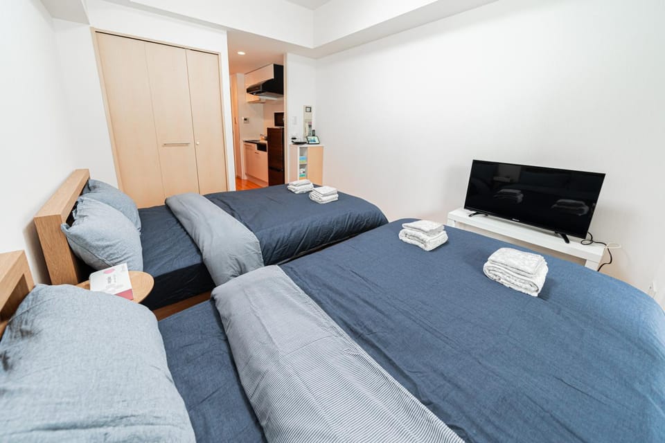 Bed, TV and multimedia, Photo of the whole room, Bedroom, towels