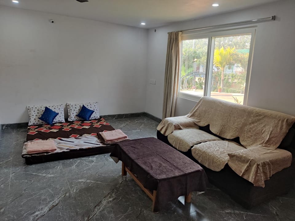 siva rama resort, 500 person day time & day & night person 700 ac with attached bathroom ,geezars 20 pix night stay,50 members setting, 2swimming pools,Box cricket ,settil, vally ball, foot ball, basket ball day & night play dora thota,to bheemili, vizag Apartment in Visakhapatnam