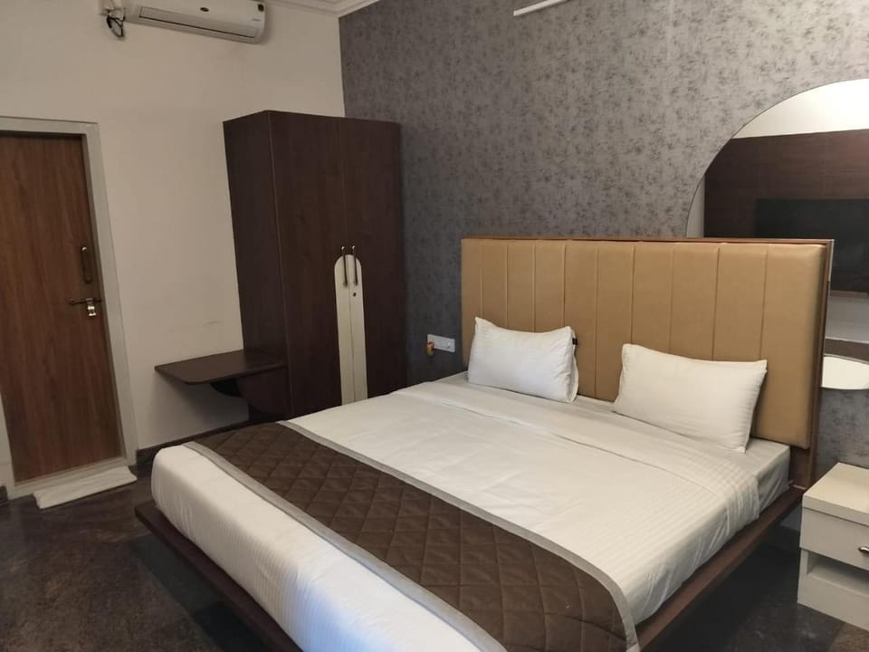Bedroom, wardrobe, air conditioner