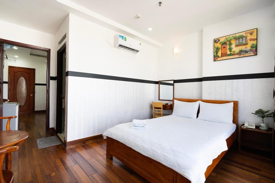 Photo of the whole room, Bedroom, air conditioner