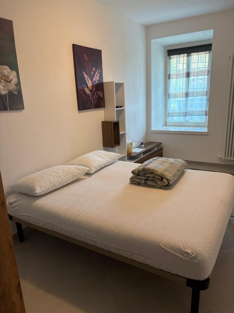 Bed, TV and multimedia, Bedroom