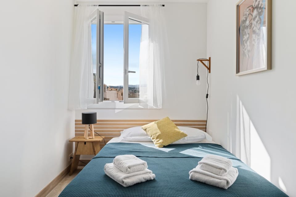 Bed, Photo of the whole room, Bedroom, towels