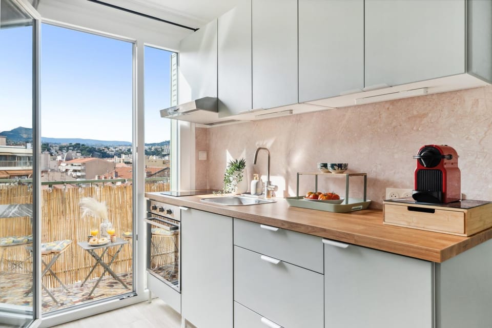 Coffee/tea facilities, Kitchen or kitchenette, Dining area, stove