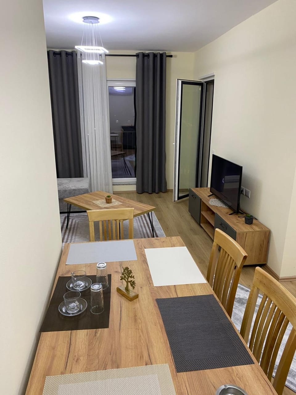 TV and multimedia, Living room, Seating area, Dining area