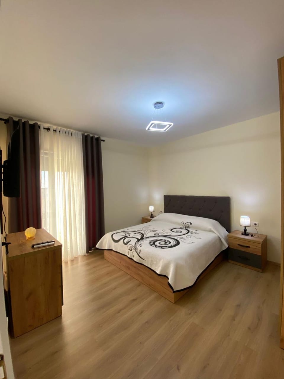 Bed, TV and multimedia, Photo of the whole room, Bedroom