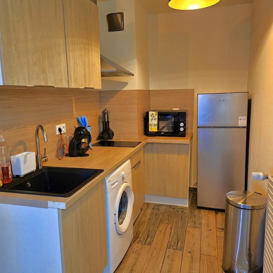 Kitchen or kitchenette, stove, washing machine