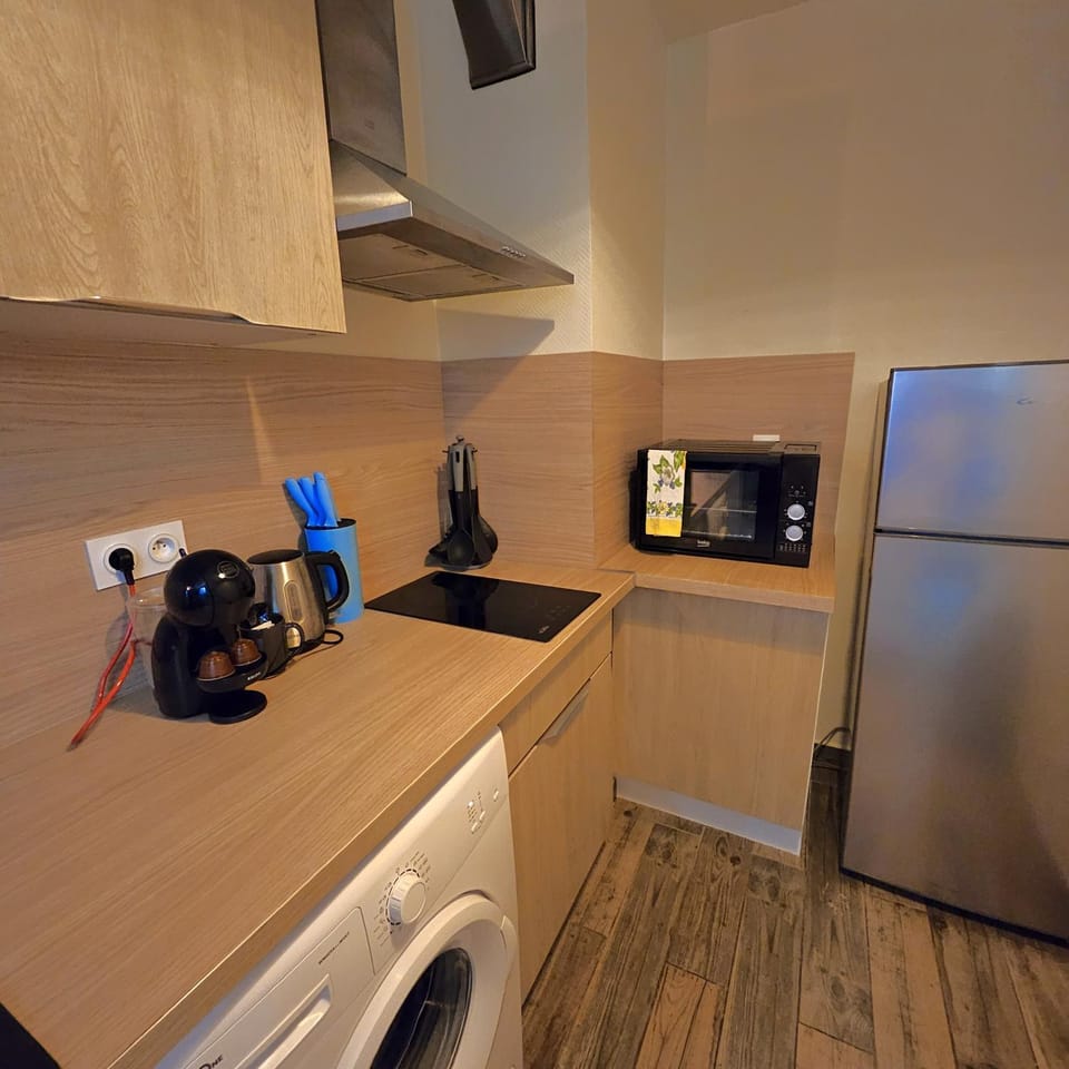 Coffee/tea facilities, Kitchen or kitchenette, oven, stove, washing machine