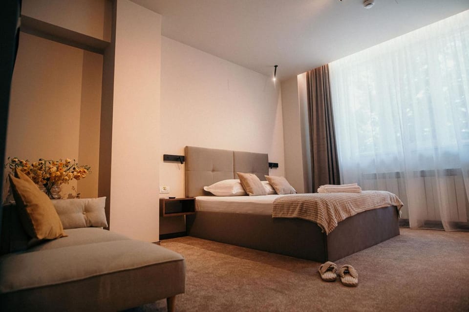 Bed, Living room, Photo of the whole room, Seating area, Bedroom, towels