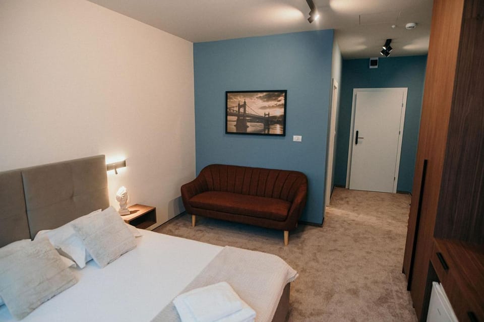 Bed, TV and multimedia, Living room, Photo of the whole room, Seating area, Bedroom