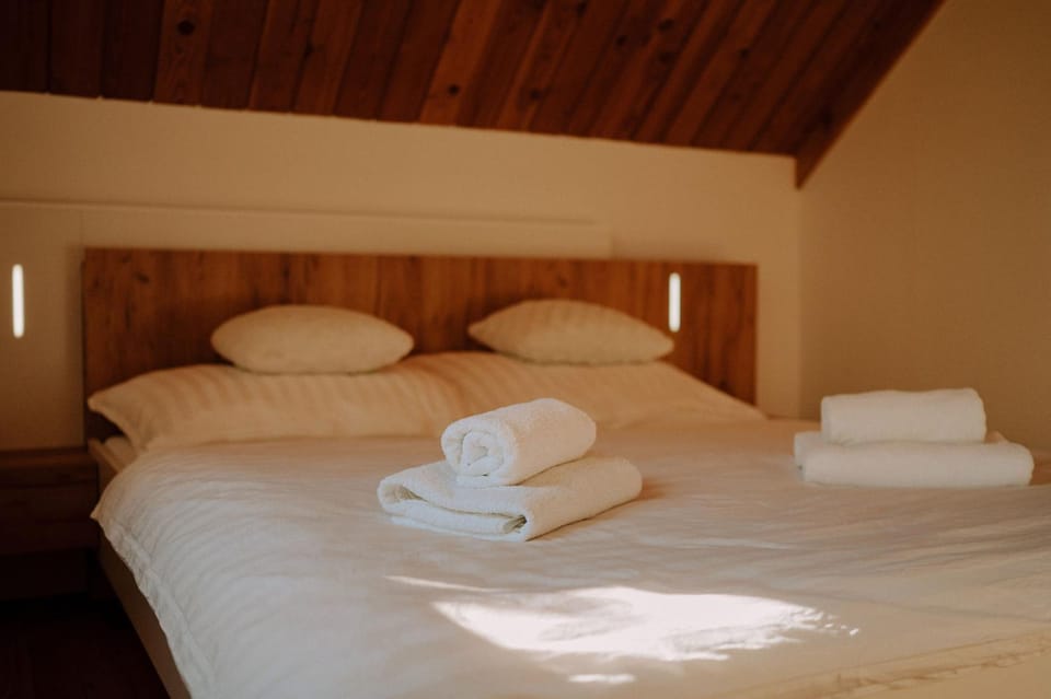 Photo of the whole room, Bedroom, towels