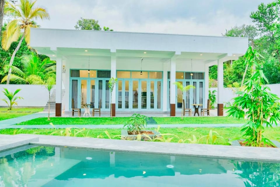 Property building, Garden, Swimming pool