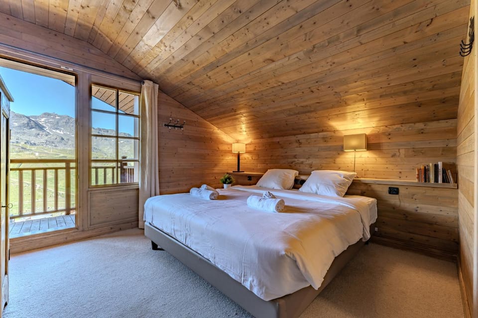 Bed, Natural landscape, Photo of the whole room, Bedroom, towels