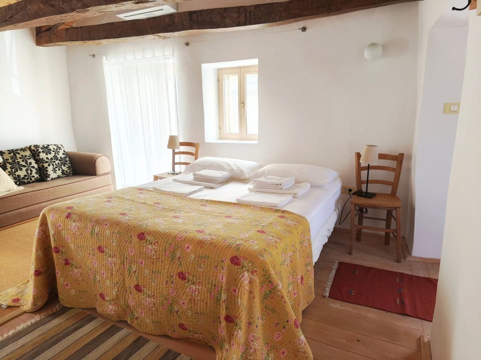 Bed, Photo of the whole room, Seating area, Bedroom, Swimming pool, towels
