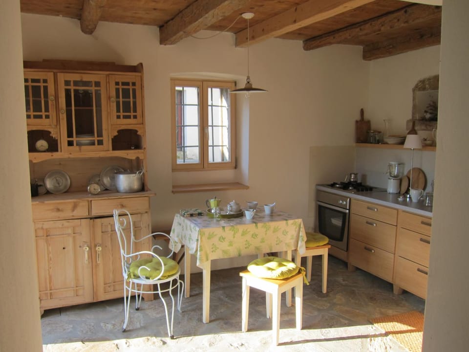 Coffee/tea facilities, Kitchen or kitchenette, Dining area, stove