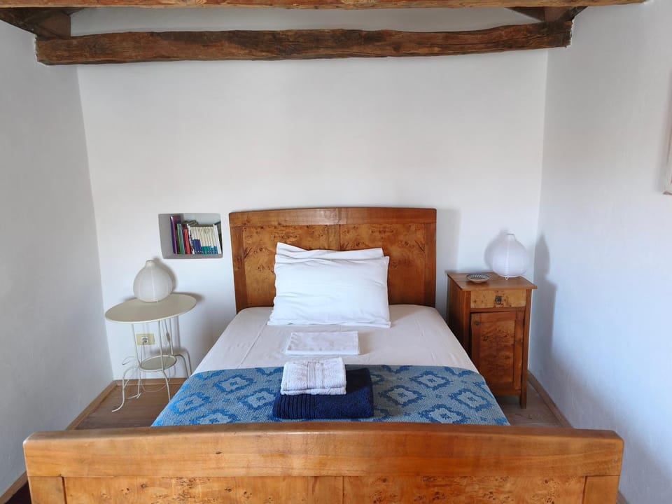 Bed, Photo of the whole room, Bedroom, Swimming pool, towels