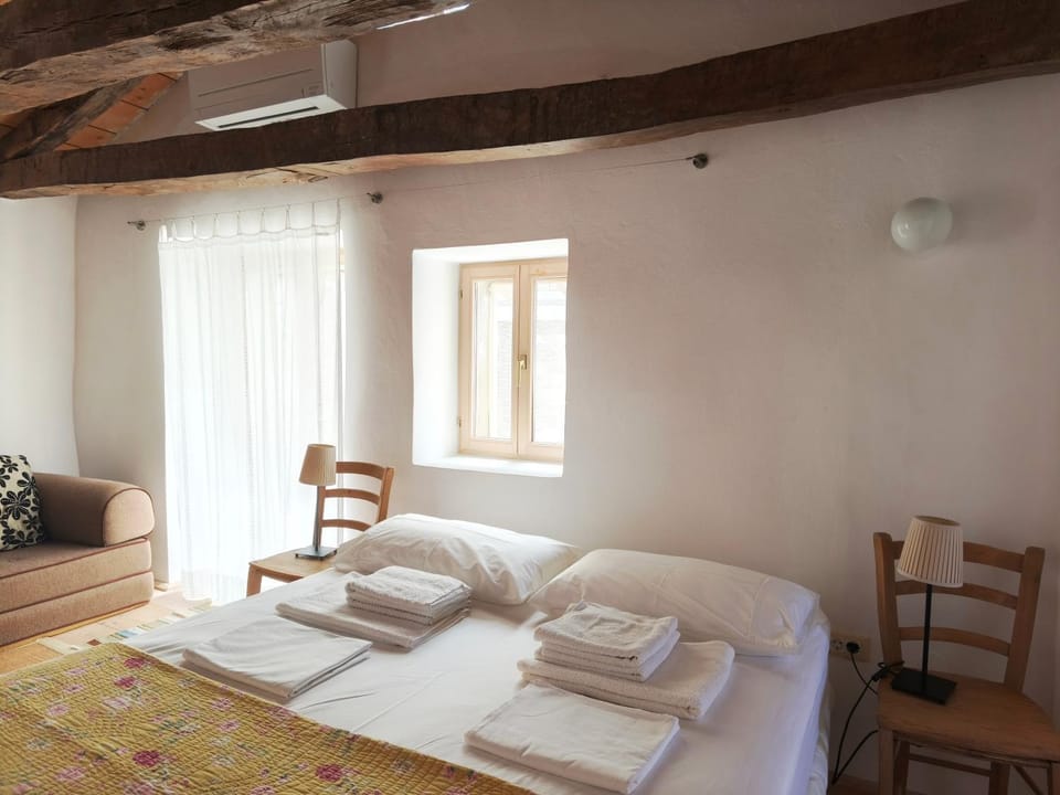 Bed, Photo of the whole room, Bedroom, towels