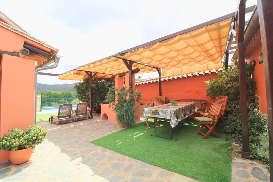 Patio, Natural landscape, Garden, Dining area, Garden view, sunbed