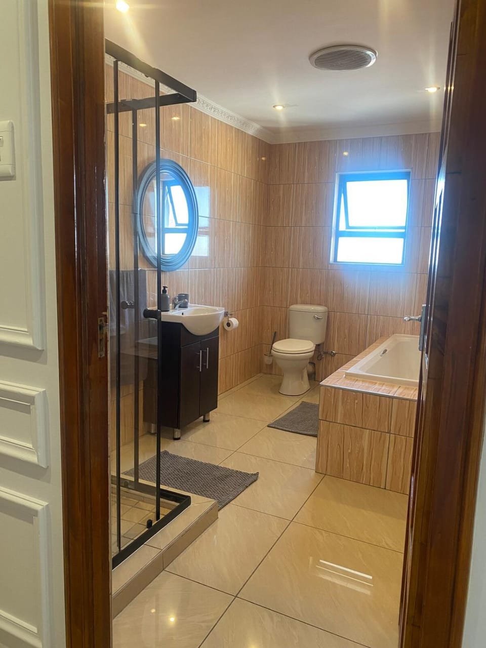 Luxurious 4 bedroom Family Home Apartment in Cape Town