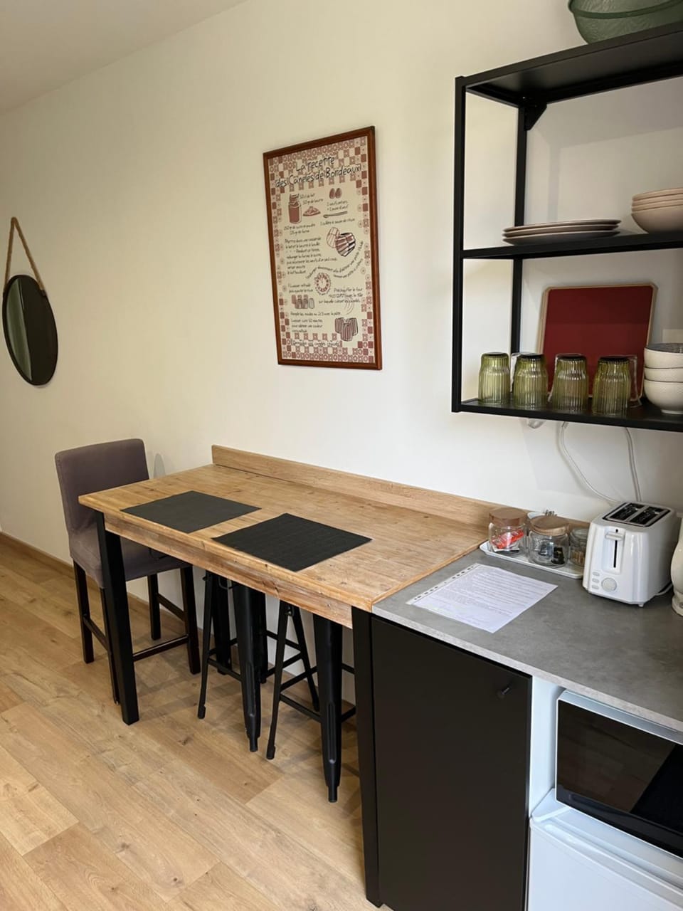 Kitchen or kitchenette, Dining area